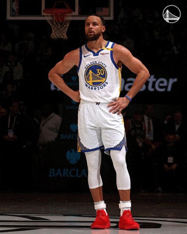 爱游戏官方入口 -库里在拜仁比赛中高光表现，逆转引发热议！的简单介绍